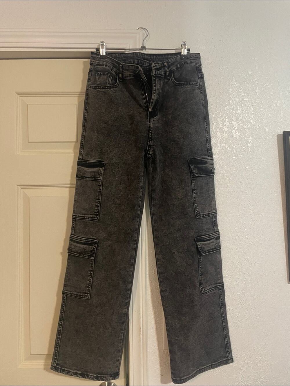 NWOT Multi-pocketed Women’s Straight Leg Cargo Jeans in Washed Black